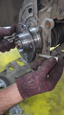 wheel stud installation trick  #DIY #automotive #mechanic #usa 