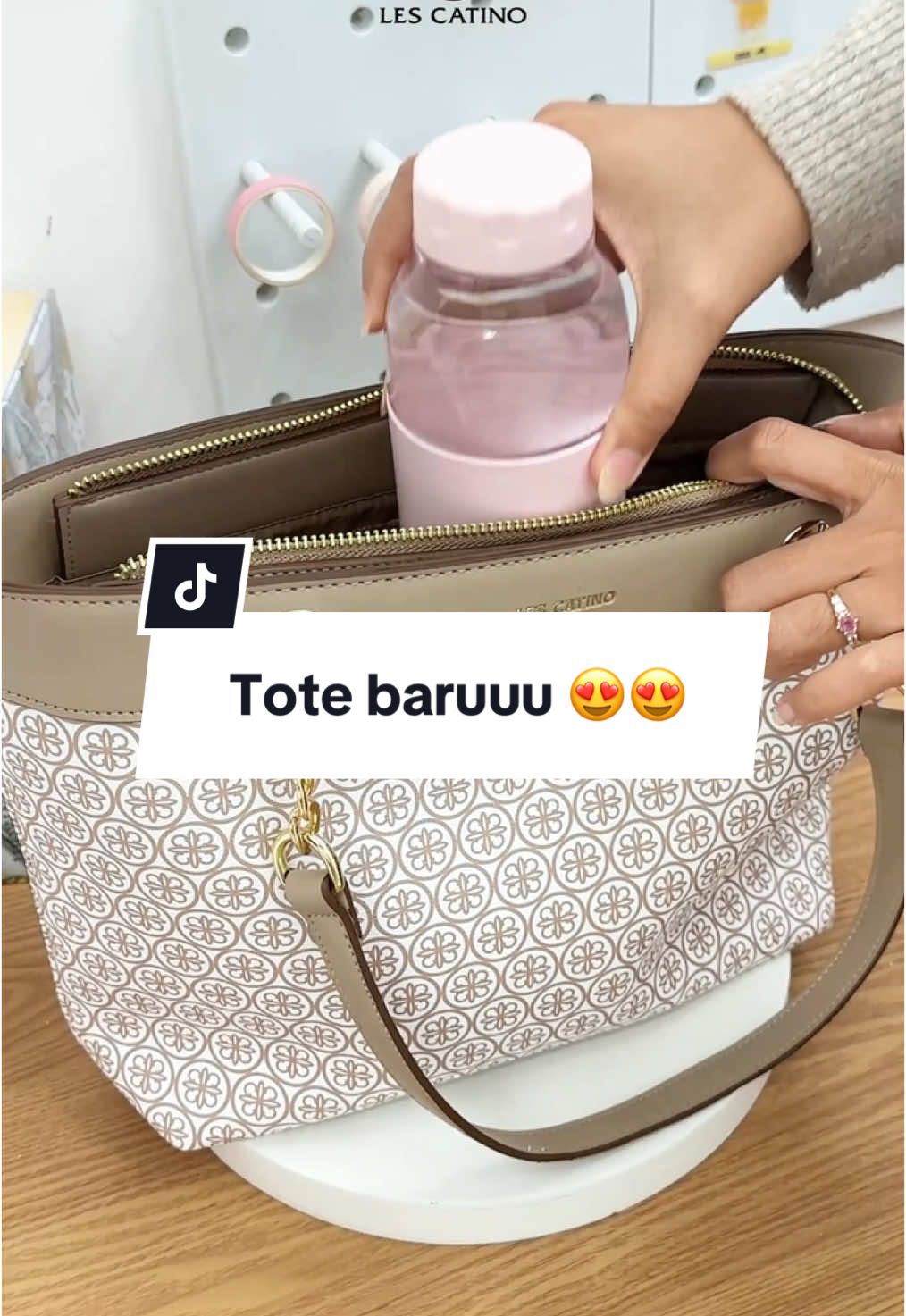 Totee baru dari Les Catino nih! 😍✨ Ayoo yg kemarin nyariin tote gedee~ 😘 #lescatino #taswanita #lokalbrand #trend #OOTD #racuntiktok #fyp #rekomendasi #paydaysale #wibgajian #totebag 