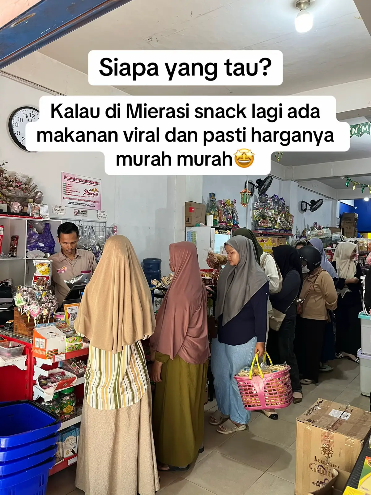 Di mana lagi coba ada toko selengkap ini? Yukk temukan makanan favorit kamu ke Mierasi snack aja terjamin murah😍 #mierasisnack #makananviral #jajananviral #snack #cemilan #food #tokomurah #tokoviral #kulinerbanjarbaru #banjarbaru 