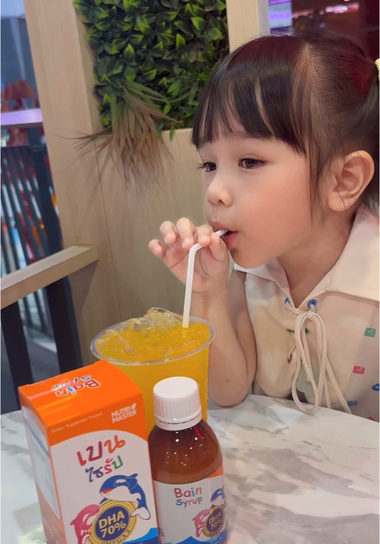 น้องยูจินพูดเก่ง จำเก่งแบบนี้เพราะมีตัวช่วยดี? วันนี้หม่ามี๊เจนนี่พาน้องยูจินมาแจกความสดใส ด้วย Bain Syrup ที่มี DHA 70% ที่ได้ทั้ง IQ & EQ ไม่พอยังช่วยเสริมภูมิคุ้มกันอีกด้วย  ทานง่าย อร่อยน้องยูจินชอบเลย #เบนไซรัป #น้ำมันปลา #มีDHA #BainSyrup #เบนไซรัปบำรุงสมองเด็ก @bainsyrup @Nutrimaster