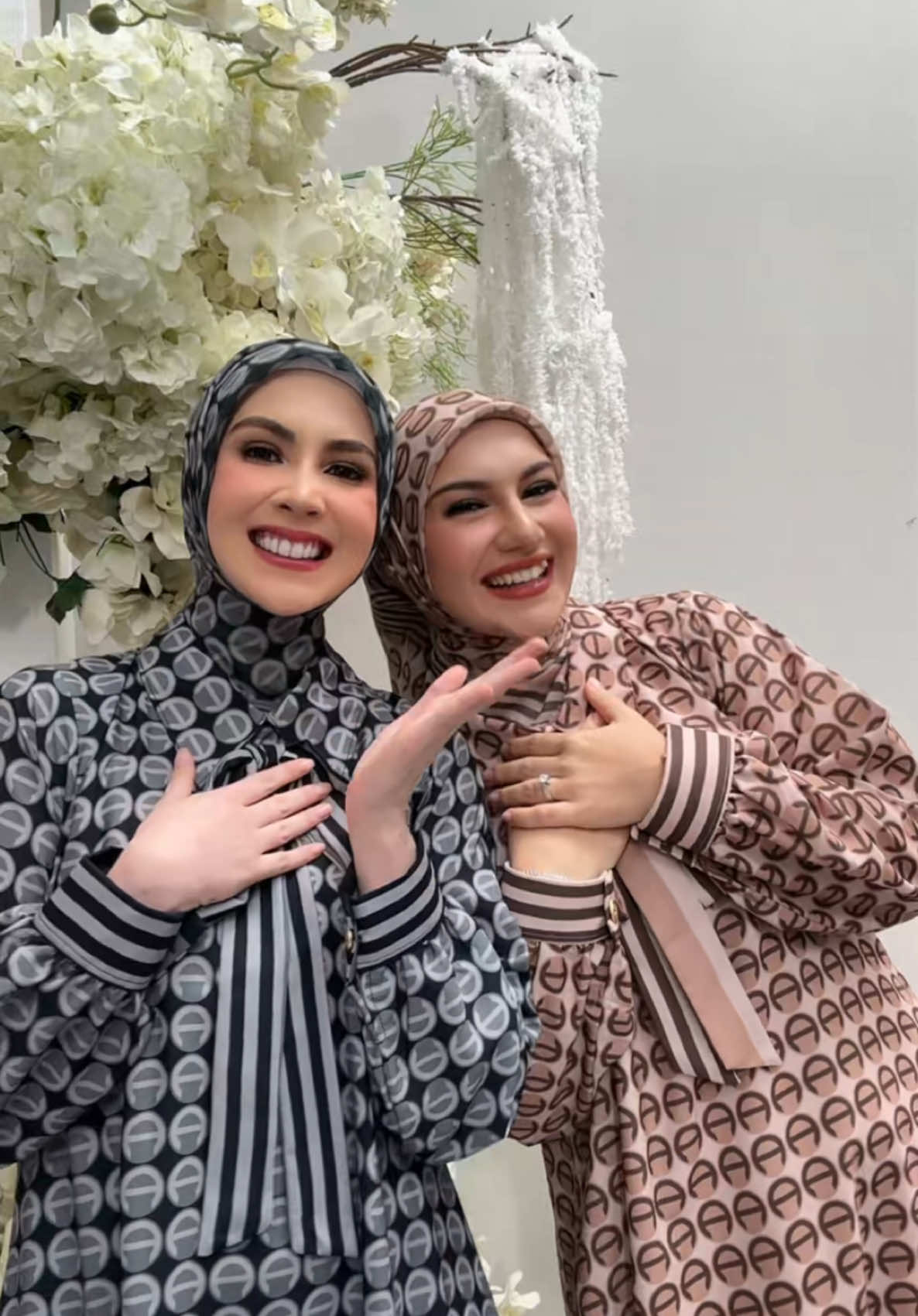 Katanya kita berdua mirip, emang iya?  Us joined the trend❤️ @Arumi Bachsin @ArinnaPremium Hijab 