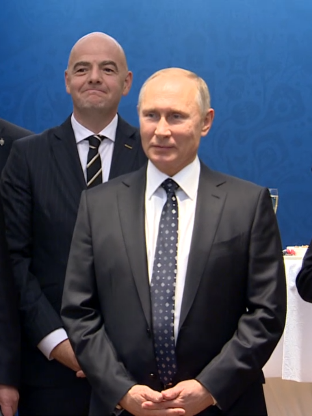 Tổng thống Nga Vladimir Putin gặp gỡ các danh thủ bóng đá nổi tiếng, Chủ tịch FIFA Gianni Infantino nhân dịp lễ bốc thăm chia bảng vòng chung kết FIFA World Cup 2018. Có thể nhận ra một số danh thủ hàng đầu như Diego Armando Maradona, Ronaldo Luís Nazário de Lima... #putin #vladimirputin #russia #russian #Infantino #Gianni #FIFAw #fifaworldcup22 #Worldcup2018 #Maradona #diegomaradona #ronaldo #ronaldodelima #brazil #xuhuong #xuhuongtiktok #xuhuong2025