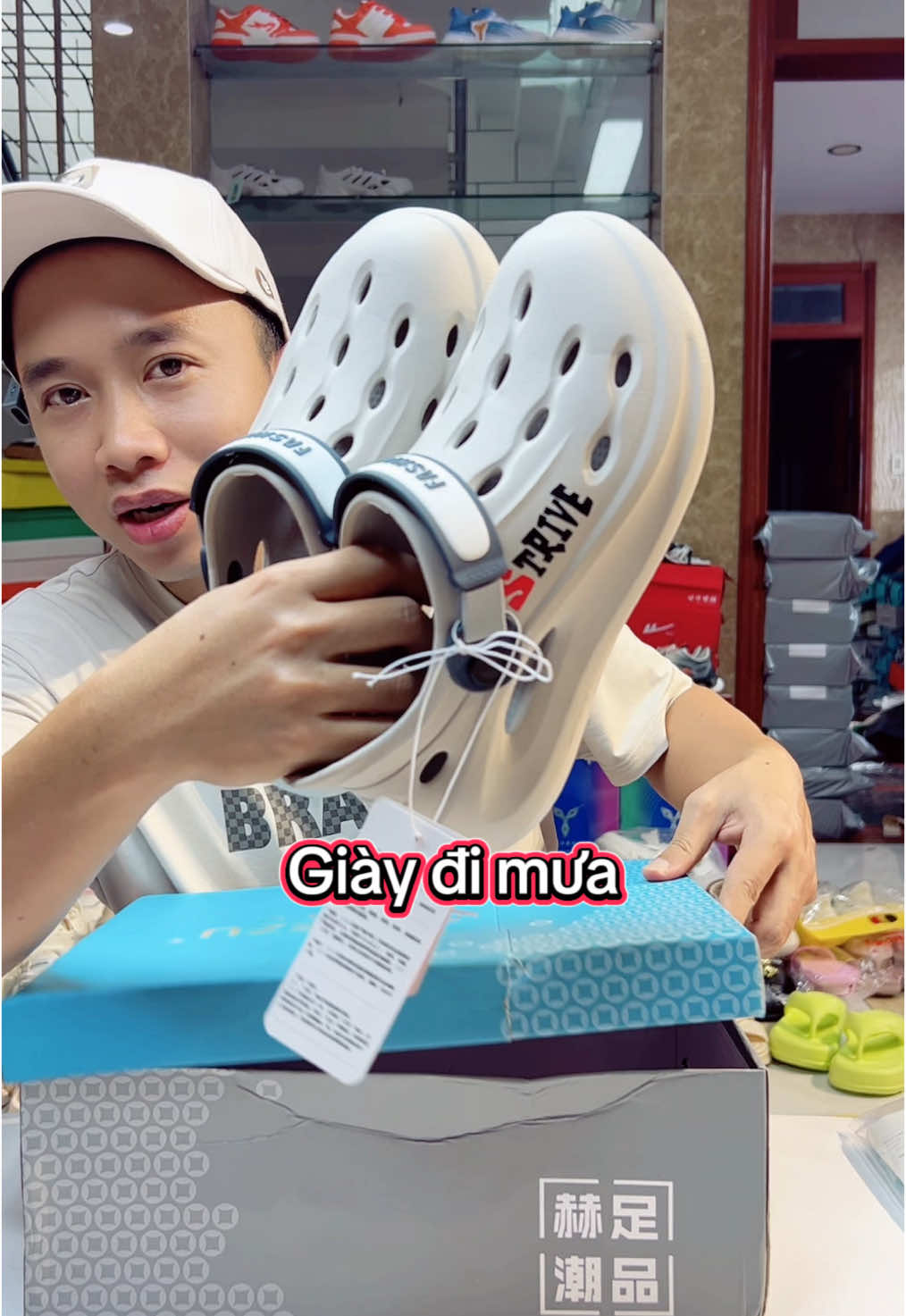 Đi đôi này khỏi lo mưa nắng luôn ạ #manhgiay #manhbangiay #giaythethao #giaydimua 