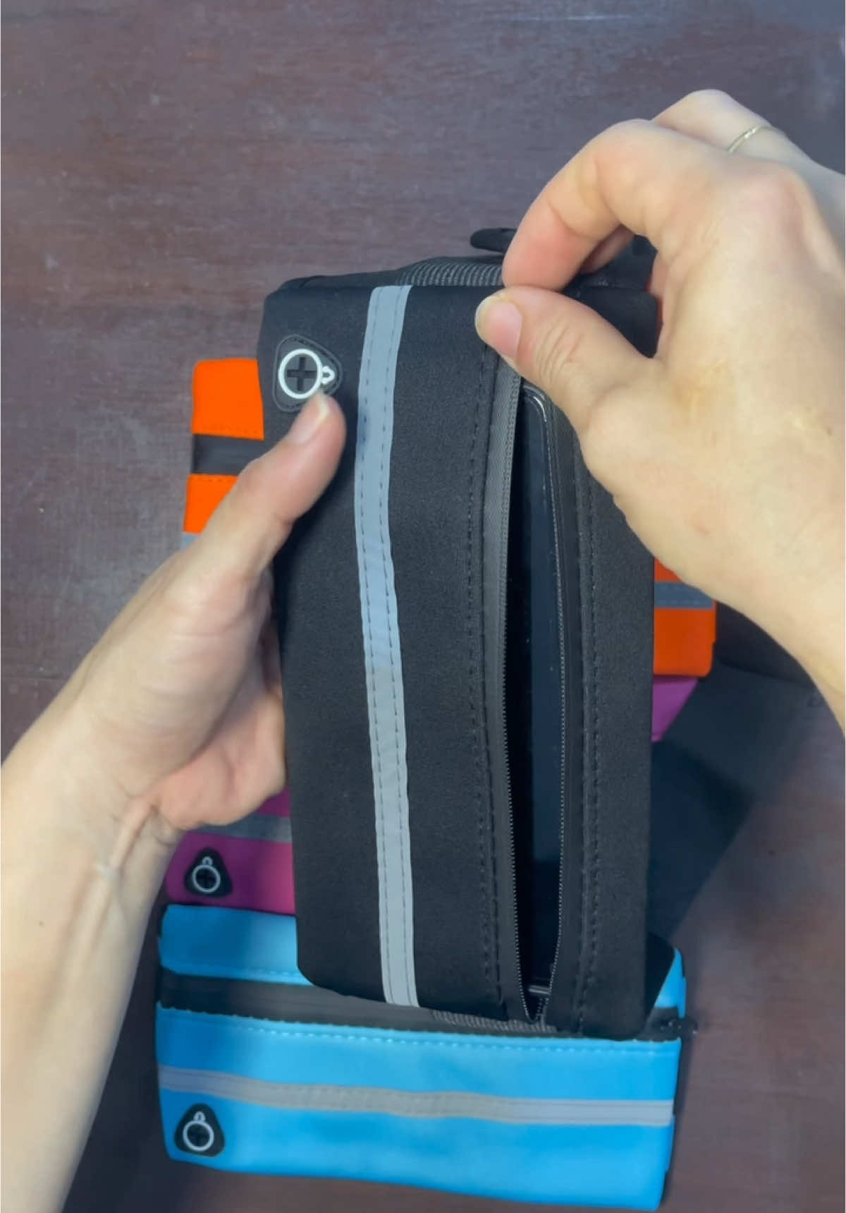 Tas pinggang ini bagus banget untuk jogging, bahan bagus tali elastis dan anti air 