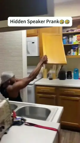 hidden speaker prank 😂😂  #scarecam #funny #prank #prankvideo #scareprank #scaring #jumpscare #foryour #fpy 