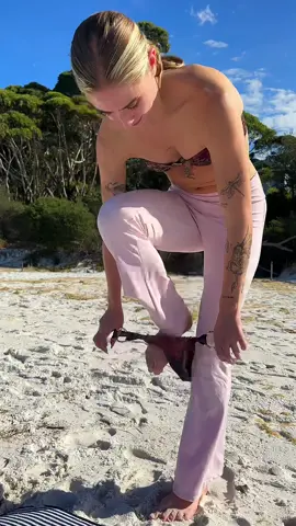 Quick fit change #fyp #aussie #aussiesummer #beachday #gymgirlies 
