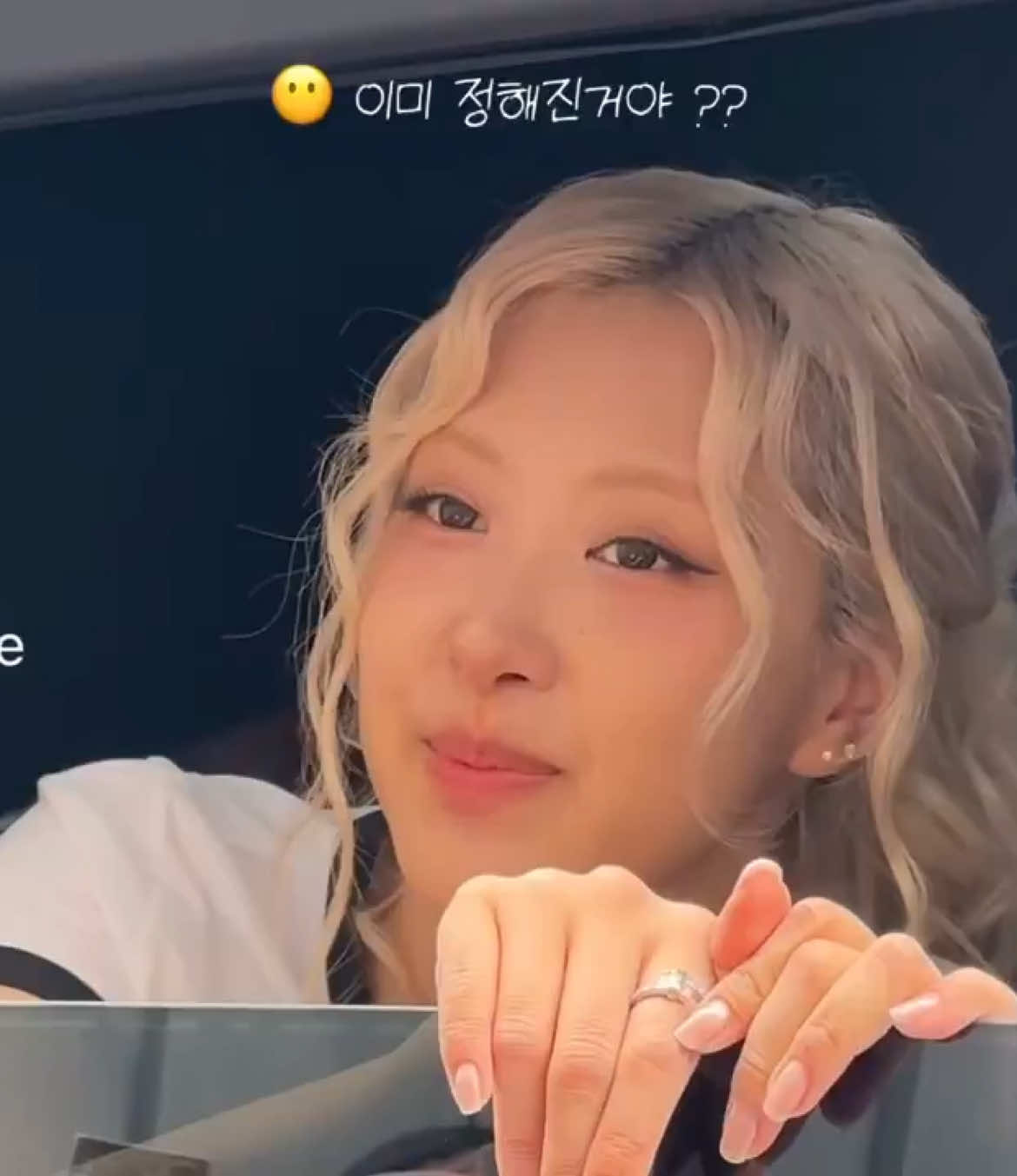 Chaeyoung, who is very embarrassed by the pouring of spoiler requests.. It's cute to hide while shouting🫠 #ROSÉ #ROSIE #BLACKPINK 