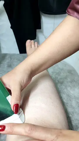 ضيفو البيج حبايبي🔥🔥🔥 جهاز شمع رول إنزو 🇮🇹 ENZO 🇮🇹 لأزاله الشعر محتويات العلبة :- جهاز تسخين +شمع رول +ورق ازالة الشعر جهاز الشمع لإزالة الشعر و تجديد البشرة والنظارة سهل وسريع الاستخدام من دون الم في وقت قصير جداً. ❌ يستخدم لكامل الجسم والمناطق الحساسة بدون تهيج للبشرة او عمل حساسية ❌ جهاز شمع لإزالة الشعر من الجذور  ❌ يعمل على إزالة الشعر بصورة سريعة ومريحة ❌ يفتح الجسم لانه بيزيل الجلد الميت  ❌ مناسب لكافة انواع البشرة ❌ تتحكمين باكبر مساحة ممكنة من جسمك لإزالة الشعر بكل سهولة ويسر وبدون الم ✅طريقة الاستخدام :- 1- قبل الاستخدام، تأكدي من نظافة البشرة 2- أدخل الشمع في الآلة 3- قومي بتوصيل آلة الشمع بالجهاز الرئيسي ثم قومي بتوصيل الطاقة الرئيسية وتشغيل الطاقة 4- قومي بتسخين الشمع لمدة 20-30 دقيقة ثم البدء في الاستخدام 5- ضعي الشمع باتجاه نمو الشعر بتغطية مساحة 20 سم، وتأكدي من ملاءمة درجة حرارة الشمع، إذا كان الشمع ساخنًا جدًا، فانتظر فترة ثم تبدأ العملية 6- استخدمي الشريط الورقي على المنطقة واستخدمي اليد للضغط على أطراف الشعر 7- قومي بإزالة ورق إزالة الشعر بالاتجاه المعاكس لنمو الشعر 8- بعد إزالة الشعر، استخدمي الغسول للتنظيف، ثم ضعي مرطب وقومي بتدليك المنطقة #الاصلي من شركة إنزو الإيطالية 🇮🇹💯✔️ ا 🚘يوجد خدمة توصيل لجميع محافضات العراق 