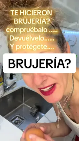 LA BRUJA JUANA ME LO ENSEÑÓ….ritual que hago para saber si tengo brujería encima. Cojo un huevo, me lo paso por la nuca —donde se acumulan las malas energías—. Luego echo tres cucharadas de sal en un vaso con agua del grifo. Si el huevo flota: tengo brujería. Si se hunde: estoy limpia. Pero no termina ahí. Rompo el huevo dentro del agua, !!le echo vinagre ,sal y pimienta. Eso es para devolver la brujería a quien me la mandó. Para cerrar el ciclo, para protegerme. ¿Te parece raro? ¿Te suena loco? Es porque quizás no crees en la brujería, ni en la santería, ni en la hechicería ni en la brujería mental!!Y si no crees, siempre vas a buscarle un sentido físico. Que si el huevo está viejo, que si la sal cambia la densidad del agua, que si es sugestión, que si es psicológico. Y puede que tengas razón. Pero aquí va una verdad que duele: Si no crees en la brujería, siempre vas a buscarle lógica. Y la vas a encontrar. Pero hay cosas que no se ven… hasta que te tocan.  Y tocan a la gente que quieres como tus hijos…Y ahí, ya no buscas lógica. Buscas solución. Porque cuando la vida se pone oscura, empiezas a mirar con otros ojos. Y entiendes que lo invisible… también existe. cuando las cosas empiezan a ir muy mal, muy mal… ahí es cuando empiezas a mirar al mundo que no se ve. Y ahí es cuando empiezas a creer. Y que sepas que después de mi experiencia y la de JUANA CON 97 años ….. unos flotan y otros no!!! Y tú me dirás que es según la sal que le añadas…. Y también puede que tengas parte de razón y te respeto igual que tú deberías respetarme a mí …… y a las creencias ….. Porque hay cosas que no se explican. Solo se sienten. Así que antes de criticar, respeta. Porque tú ves lo que puedes ver… Pero hay cosas que solo el alma detecta. Y las energías no las vemos….. las sentimos♥️  El mundo visible es solo la mitad de la verdad. La otra mitad está hecha de silencios, de vibraciones, de fuerzas que no entiendes… pero te afectan. Los que no creen en la brujería se amparan en la ciencia, en la lógica, en lo que se puede medir. Pero la energía no pide permiso para entrar. El mal no necesita tu fe para hacer daño. ¿No crees? Aún no te ha tocado. Pero cuando te cierren los caminos, cuando te falte el aire sin razón, cuando sientas que todo te cae encima sin explicación… ahí, vas a entender. El error no es dudar. El error es pensar que solo lo visible es real. Porque lo más peligroso, casi siempre, no se ve.