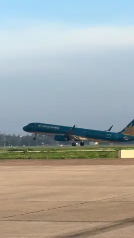 Khi máy bay cất canh lên bầu trời là lúc nỗi vui buồn luôn đan xen mỗi chúng ta✈️✈️✈️ #yeumaybay #vietnamairlines #tiktokawardsvn2025 
