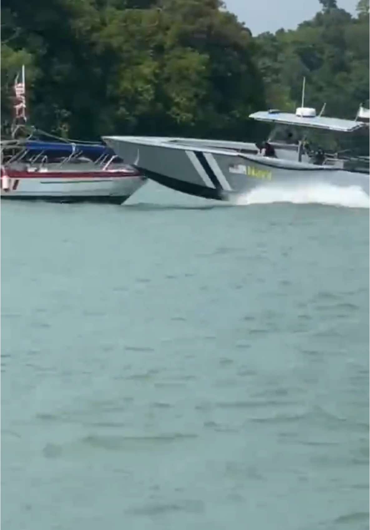 Bot TLDM hilang kawalan sewaktu training petang tadi.. harap tiada kecederaan serius.. #fyp #lima #langkawi 