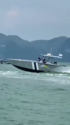 Malang tak berbau. Detik-detik cemas ketika bot Navy hilang kawalan semasihan latihan sebelum menjelang pertunjukan #LIMA2025 bagi tahun 2025. Kita doakan semua dipermudah urusan. Setiap sesuatu yang berlaku pasti ada hikmahnya 🤲🏻 #limalangkawi #navy #kemalangan #botnavykemalangan @OHBULAN! 