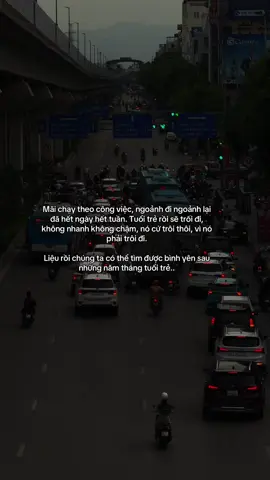 Bỗng dưng ngoảnh mặt lại đã hai mấy tuổi đầu mà vẫn còn khờ dại những chuyện không vào đâu...