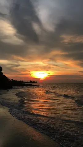how can u look at me and pretend i’m someone you’ve never met? #backtofriends #sky #sunset #beach #4u #foryoupage #fypシ゚ 