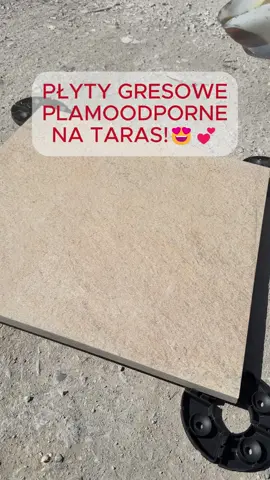 🧪 Test plamoodporności na żywo! Sprawdzamy nasze płyty tarasowe 2 cm – wylewamy olej, czekamy... i zmywamy go ZWYKŁĄ wodą! 😲 💧 Zero śladu, zero problemu. Tak wygląda jakość, której możesz zaufać! 👌 Zobacz, jak łatwo utrzymać taras w czystości bez chemii i szorowania 🧼 ✨ Płyty idealne do ogrodu, na balkon, czy taras!