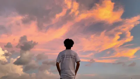 aku melihat senja dengan dua hal, jatuh cinta dan sebuah ikhlas