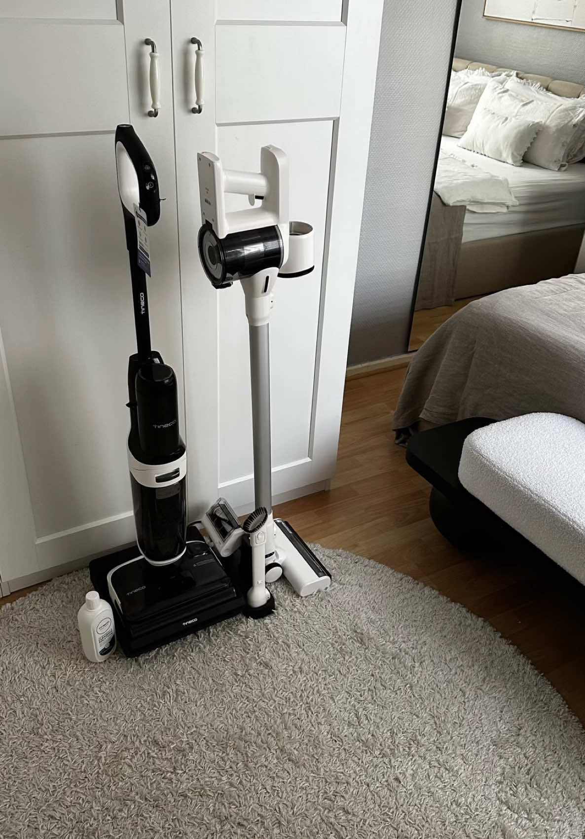 Effizient. Flexibel. Innovativ. Ich freue mich, euch den neuen Tineco Switch S6 Stretch von @tinecodeutschland vorzustellen - ein echter Gamechanger für die Haushaltsreinigung. Er kombiniert Nass- und Trockensaugen in einem Gerät und kommt mit umfangreichem Zubehör, das sich perfekt an verschiedene Reinigungsanforderungen anpasst. Ob Hartböden, Teppiche oder schwer erreichbare Ecken - mit dem Switch S6 Stretch ist gründliche Sauberkeit mühelos möglich. Das ergonomische Design und die einfache Handhabung machen ihn zum idealen Begleiter im Alltag. Und das Beste: Mit meinem exklusiven Code EASYTIN5 spart ihr 5% beim Kauf! Jetzt entdecken und den Unterschied erleben. Link in Bio  Anzeige | Werbung Wegenmarkenerkennung #Tineco #SwitchS6Stretch #InnovationImHaushalt #ReinigungLeichtGemacht #Rabattcode #nasstrockensauger #flaschdry #sauberkeitneugedacht #ordnung #ordnungmachtglücklich #cleaning #cleaninginspo #cleaningtiktok #cleaninghacks #haushaltsgeräte #easyinterstyle #cleaningmotivation #ordnungstipps #motivation #temizlikbenimisim #amazonhomefinds #amazonmusthave #haushaltshilfe #putzhacks 