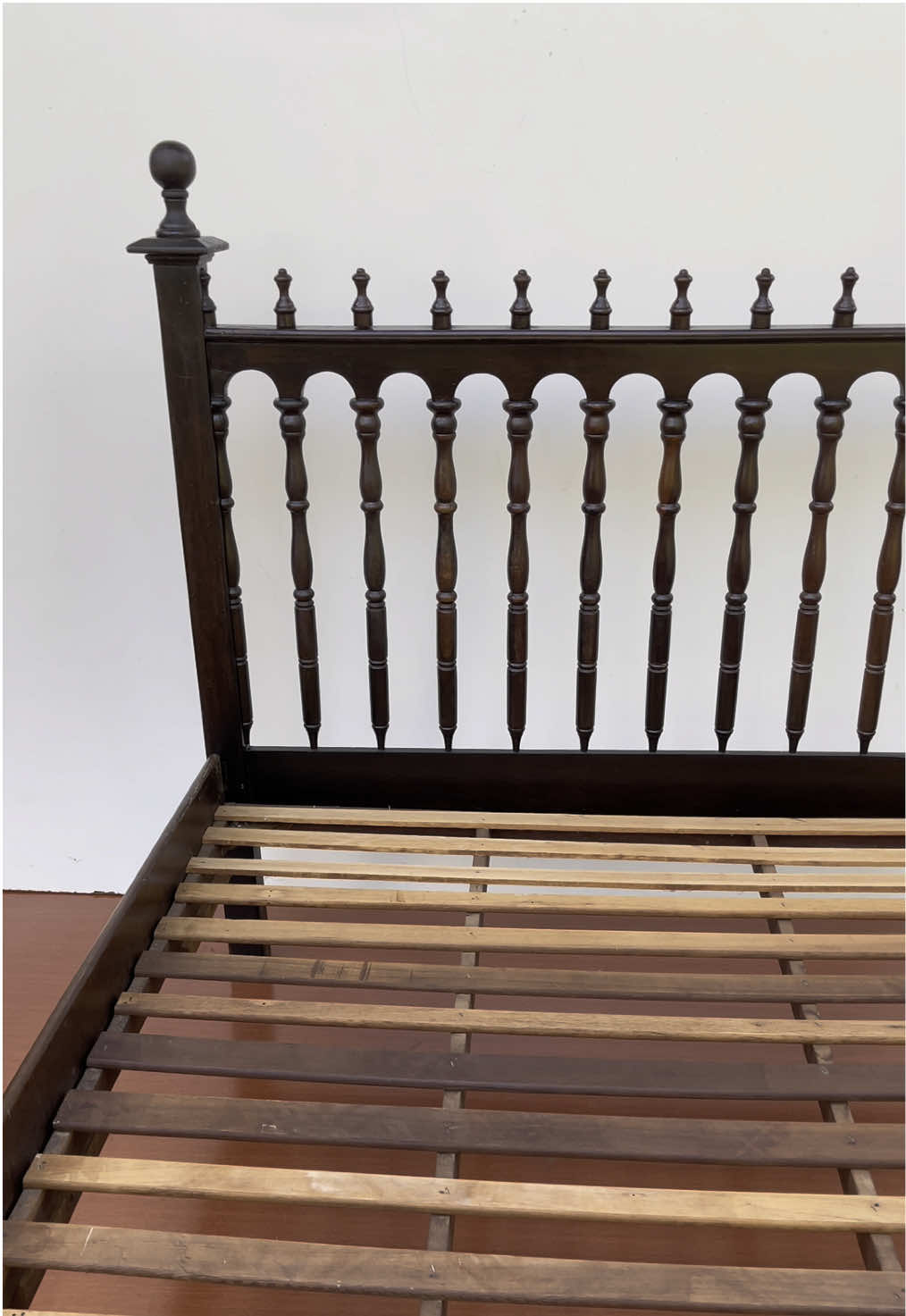 Cama de casal antiga colonial e em madeira maciça.  #camaantiga #camadecasal #moveisdequarto #antiquario #decor
