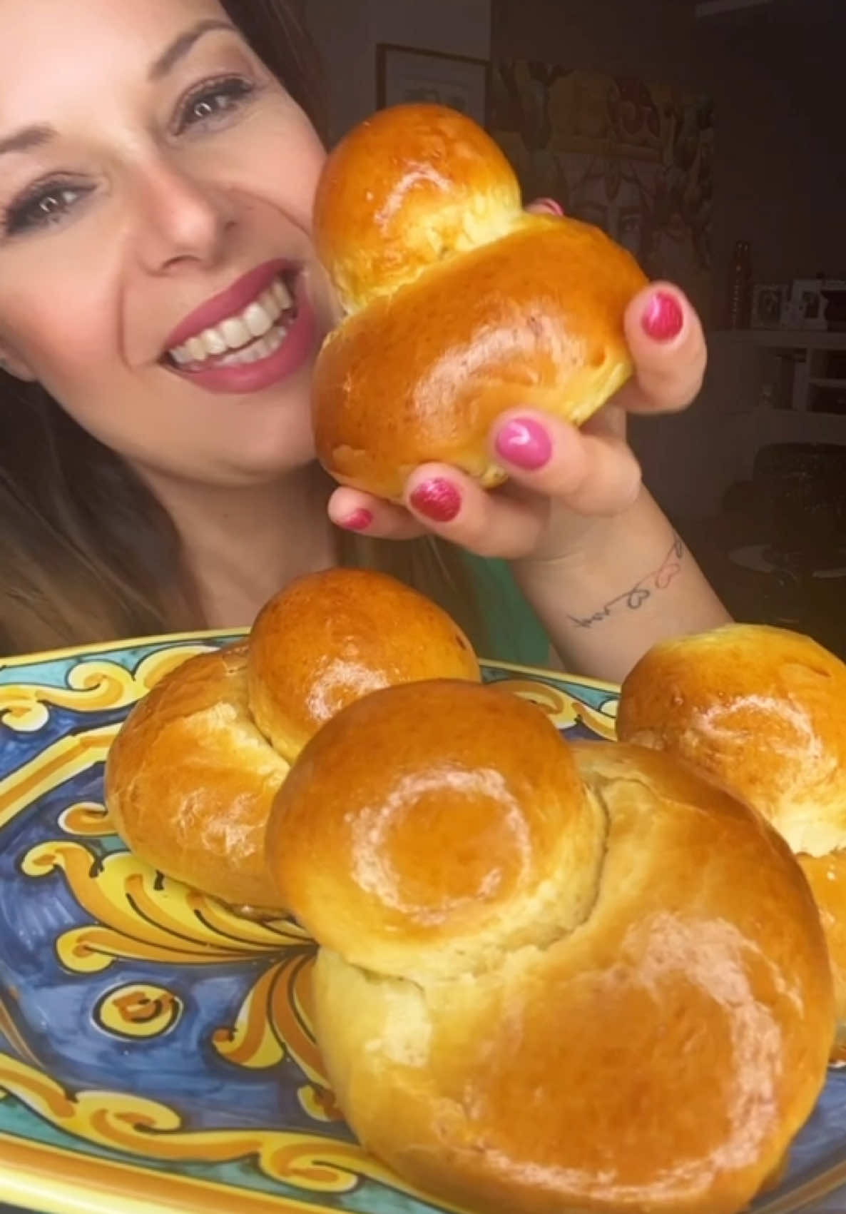 BRIOCHE CON IL TUPPO 😋 sono troppo buono, perfette per la granita e il gelato!! 🍧  ingredienti circa 8 pezzi Per l’impasto: 500 g farina 00 2 tuorli 230 ml di acqua 15 g lievito di birra 50 g di strutto 4 cucchiai di zucchero 2 cucchiai aroma per brioche, oppure scorza di 1 limone e di 1 arancia Per spennellare: 1 uovo sbattuto con poco latte Impasta tutti gli ingredienti dell’impasto, se serve lavoralo con altra farina, sul piano di lavoro, fino a renderlo liscio ed elastico. Fallo lievitare fino al raddoppio (ci vorrà circa 1 ora). Poi dividetelo in palline da 80 g ( ne verranno circa 8)e in più piccole da 20 g. Le più piccole rendetele leggermente allungate. Adagiate le palline grandi su una teglia e fate un foro all’interno con il dito. Sistemate all’interno la pallina piccola. Fate lievitare per circa 30 m, fino a farle gonfiare e poi spennellate le brioche con l’uovo e cuocete in forno caldo, ventilato a 180° per circa 10m. #lericettedigessica #sicilia #ricette #foodbloggeritaliani 