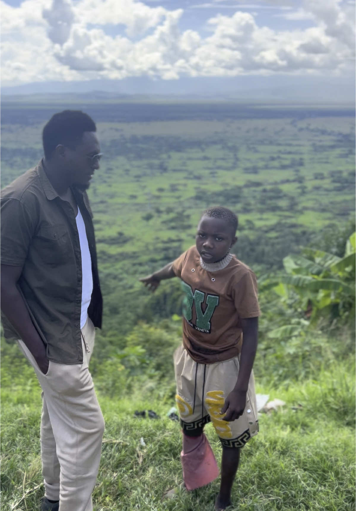 This young guide had all the info about Kazinga National park commonly known as queen Elizabeth national park #creatorsearchinsights  #creatorsearchinsights #afrinomad #afrinomadsafaris #tiktokkampalauganda🇺🇬🇺🇬🇺🇬 