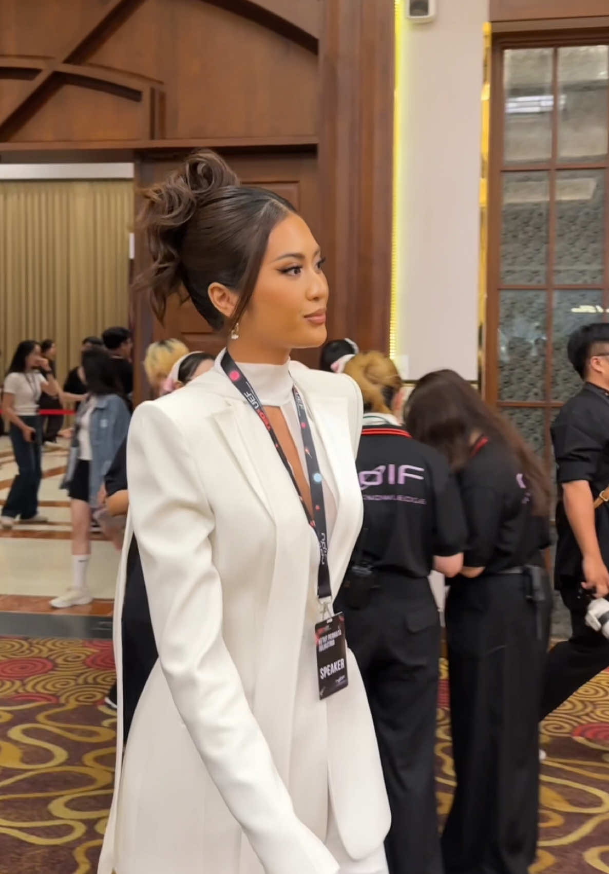 She’s not just wearing the crown, she’s using her voice. TEDx, here comes @Tata Juliastrid 🔥 #MissCosmo #TEDxUEF #KetutPermataJuliastrid #UniMedia #ImpactfulBeauty #TikTokGiaiTri 