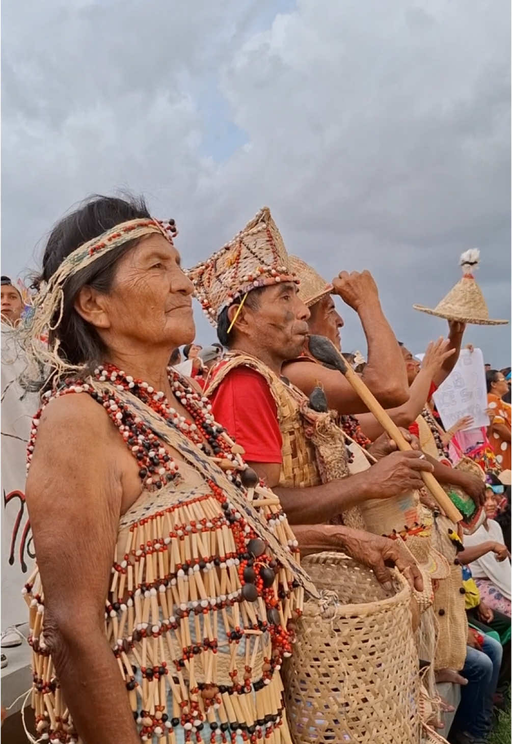 Juntos a los hermanos Wayúu, Añú, Barí, Yukpa y Japreria  firmé el compromiso de profundizar los derechos de los pueblos y comunidades indígenas consagrados en la Constitución de la República Bolivariana de Venezuela, vamos a gobernar para todos, vamos a ganar este 25 de mayo con Dios y la fuerza ancestral del 5 pueblos originarios!! #luiscalderagobernador #zulianos #Zulia