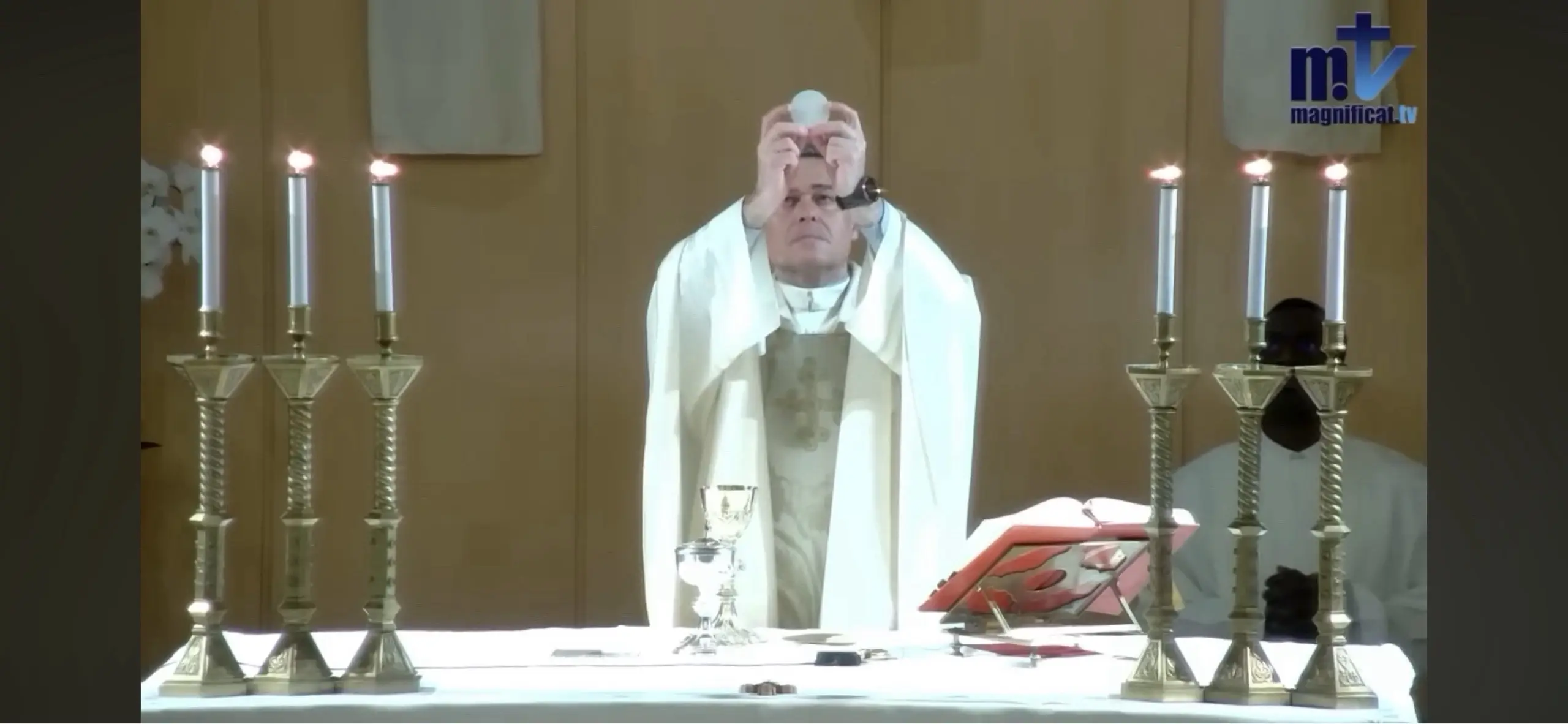 Ofreciendo la santa eucaristía por la paz del mundo. Aita.