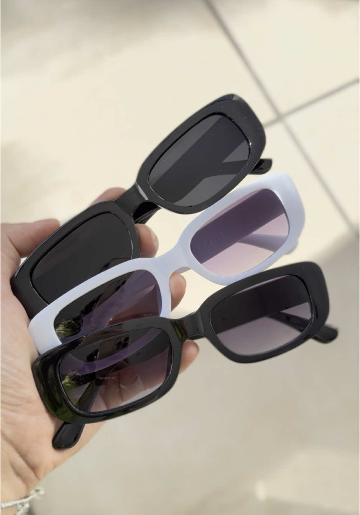 Óculos de sol modelo Hype Os óculos de sol retrô vintage unissex são perfeitos para quem ama estilo com personalidade. Com um design inspirado nas décadas passadas, esse modelo combina o charme do vintage com a modernidade que seu visual precisa. A armação é leve, confortável e resistente, ideal para o uso diário, enquanto as lentes em policarbonato com proteção UV400 garantem segurança contra os raios solares e conforto visual em qualquer ambiente. Seja para compor um look casual, alternativo ou fashionista, esse acessório é indispensável para quem não abre mão de estar na moda com autenticidade. Importante: o produto não acompanha estojo, mas temos o estojo ideal disponível para compra. Adicione ao carrinho junto com os óculos e garanta a proteção completa do seu novo acessório. Não perca a chance de elevar seu estilo com qualidade!