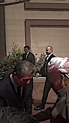 في لحظة تفيض بالحب والوفاء... الرئيس مسرور بارزاني يُقبل يد الزعيم مسعود بارزاني ، في مشهد مؤثر يجسد أسمى معاني الأحترام ، صورة لا تنسى تختصر تاريخاً من القيم والهيبة #masoudbarzani #masrourbarzani #masrour_barzani #areenmasrourbarzani #areenbarzani #amb #areenmasrorbarzani #مسرور_بارزاني #ارين_بارزاني #TeamKurdistan #تيم_كوردستان  #areenreadingweek؟ #areenreadingweek  #ناتوانن 