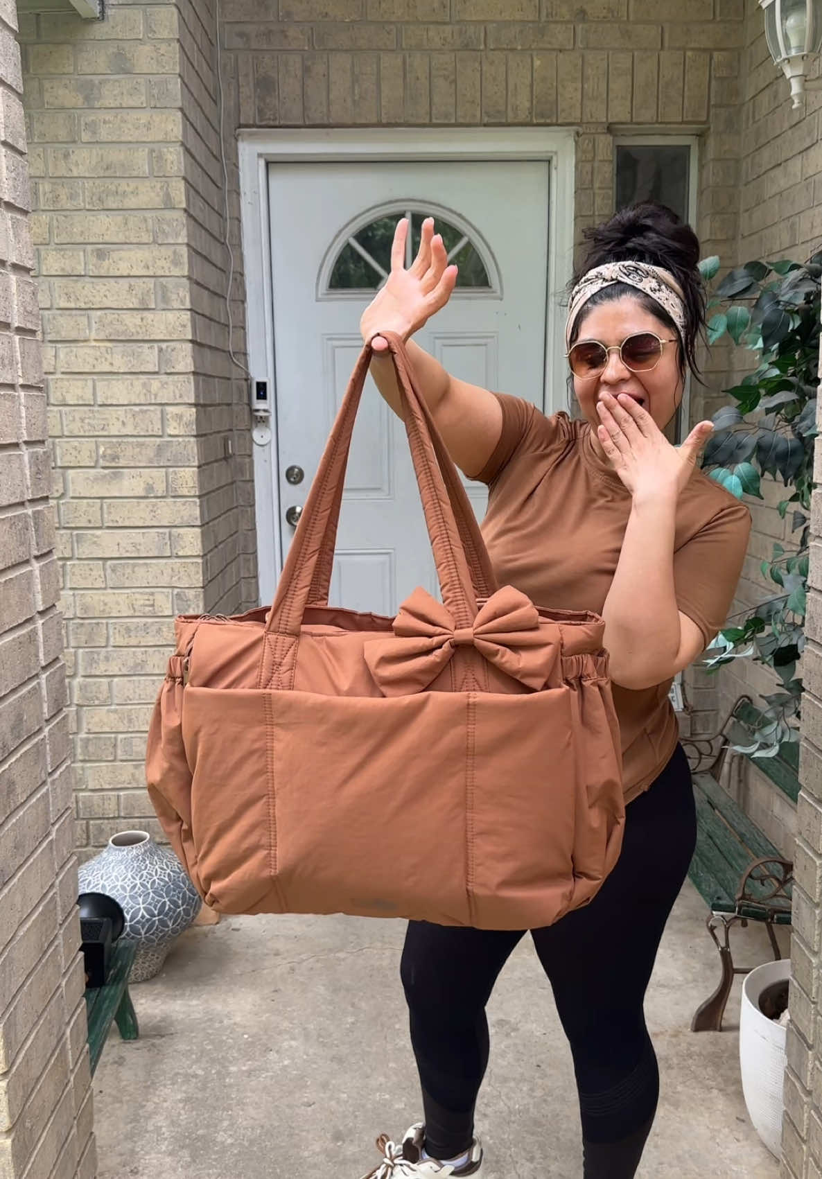 Catch Flights & Compliments With This Cute & Spacious Travel Bag✨🤎 #TravelBag #Bagsmart #PuffBag #travelessentials #bags #travelmusthaves #travelaesthetic #tiktokshopcreatorpicks #brownbag #cutebags #affordablebags #totebagaesthetic #girlies #bowpurse #bowlover #girliethings #girliesonly #bag 
