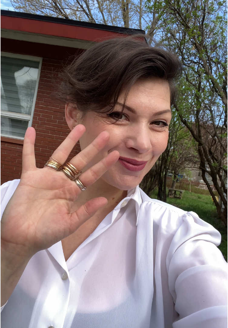 Tenue du jour,bonjour 😉je vous attends de 10h à 17h30 dans la boutique Eco chic Oh la la! Rue st jean à Québec #OOTD #Fashionista #over45 #StyleInspiration #LuxuryFashion #SustainableFashion #SecondHandFashion #QuébecCity #VisitQuébec #QuébecFashion #CanadaFashion #ShopLocal #SupportLocalBusiness #SecondHandLove #LuxuryForLess #FashionOnABudget #ForYouPage #FYP #TikTokFashion #FashionTok #BoutiqueohlalaQC #BoutiqueDeLuxuryÀQuébec