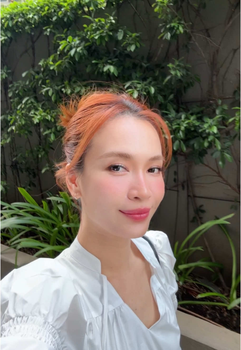 “Sao 30 tuổi rồi mà vẫn chưa lập gia đình?”. Đây là một câu hỏi quen thuộc mà Phương thường nghe. Nhưng thay vì đi theo khuôn mẫu, Phương chọn cho mình một hành trình riêng: sống với âm nhạc, sống với đam mê và chăm sóc chính mình từng ngày. Phương tin rằng phụ nữ xứng đáng được chủ động lựa chọn con đường của mình – dù là công việc, hạnh phúc hay cách yêu bản thân. Như việc chọn Revitalift Clinical-Grade từ L’Oréal Paris – người bạn đồng hành giúp làn da Phương đủ ẩm, dưỡng da săn chắc, chống lão hoá và căng mịn sau mỗi ngày dài ✨ #aiphuong #duongam #chonglaohoa #revitalift #lorealparis #lorealparisskin #lorealparispartner 