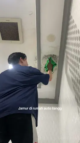 Berhubung di wc rumah banyak jamur , jdi mau cobain,, rupanya ampuh banget , soalnya jamur itu gabaik ya kalo ada di sekitaran kita , harus di basmi😅