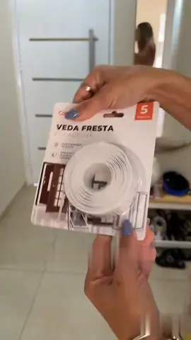 ❄️ Cansado do frio entrando pelas frestas? Transforme sua casa com o Veda Frestas Fita Adesiva! Fácil de aplicar, sem ferramentas e com resultado imediato. Dê adeus ao vento, poeira e barulho — sua casa mais quente, confortável e protegida! 👉 Veja como aplicar em segundos e mude o clima do seu lar hoje mesmo. #CasaQuente #DiyConforto #VedaFrestas #CasaSemFrio #FitaAdesiva #DiySimples #ConfortoEmCasa #TikTokCasa #DicaDeInverno #ReformaSemObra #AdesivoDeVedação #ComfortDoor @magazinemega.oficial
