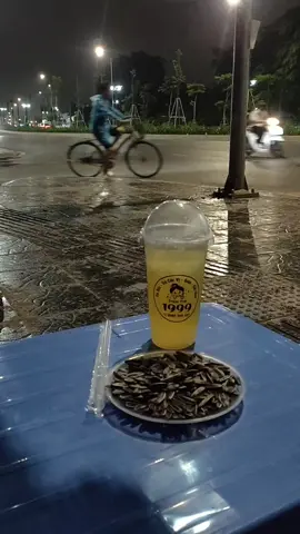 những lúc buồn một mình bạn hay ra uống nước không..? #HoangDong #hanoi #hanoichill #canhdephanoi #nhachaymoingay #xh #xuhuongtiktok2025 