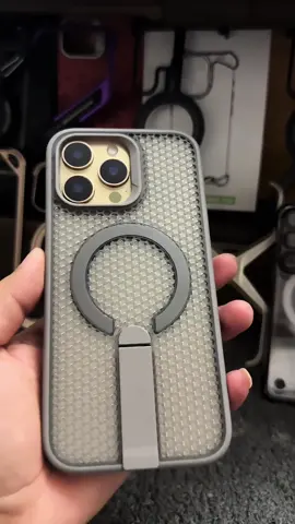 Ốp lưới tản nhiệt thoáng khí chống sốc chống va đập ốp tích hợp sạc magsafe kèm chân đế giá đỡ tiện dụng #LearnOnTikTok #oplungdienthoai #xuhuongtiktok #trendingvideo #oplungphukienchat #xuhướng #oplungmagsafe #oplungchongsoc #trending #xuhuong #oplungchat 
