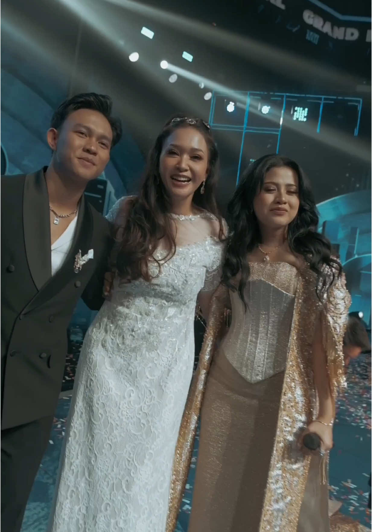 Eh baju putih2, hahhaa kayak mau nikah aja, padahal yang mau nikah ya sang anak… gladi resik dulu aja 😂 Gokil sih pas nge juri @indonesianidolid  Gw nangis seada-adanya gegara surprise nyanyi collab grand finalist Idol ama almarhum Glen Freddly…. Jangan lupa hari senin tanggal 19-05-2025 adalah penentuan siapa yang akan menjadi juara Indonesian Idol Season 13…. Vote kalian menentukan banget…. #mua by : Dean  #hairdo by : Tommy Halyumi  #wearing : Olive #video by : Agra Suseno #maiaestianty #indonesianidol #judge #juri #grandfinal #singingcompetition #semakintuasemakinbahagia 