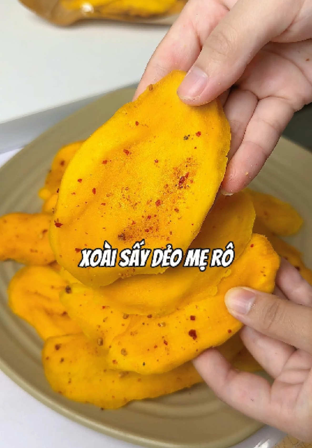 Giờ còn có thêm loại xoài vụn và que tiết kiệm hơn nhưng hương vị không đổi ngon lắm nha😋 #xoaisaydeo #xoaisaydeomuoiot #xoaisaydeomero #reviewanngon #reviewfood #fuongthieungu 