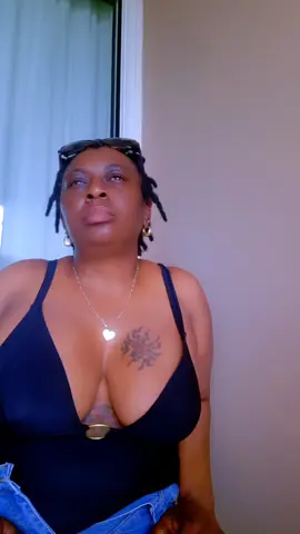 Je suis une jeune locksée, j'apprends a aimer ma nouvelle tête voilà pourquoi je suis en perruque ou bandeau non je suis pas complexé ❤️❤️❤️❤️❤️