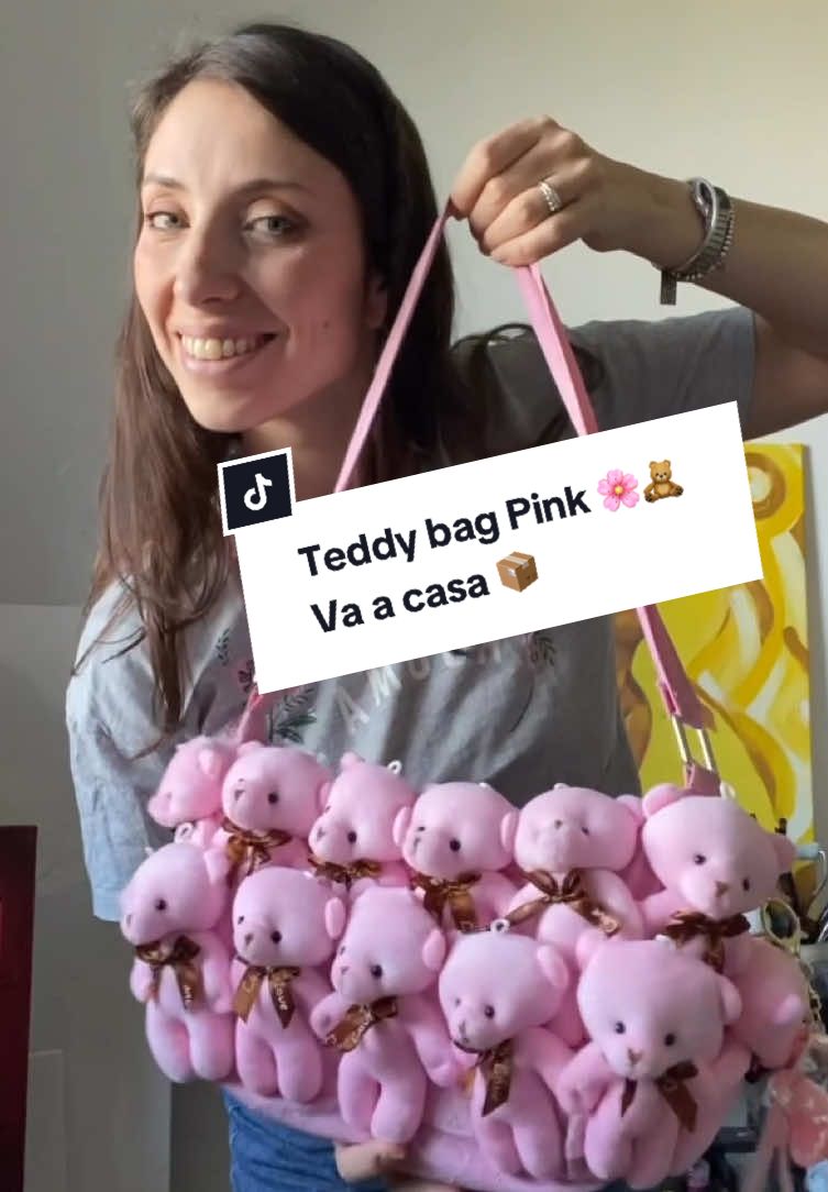 Spediamo la teddy bag PINK 🧸🌸 alla super……..  …. @pappudash non c’è nulla di più bello nel sapere che una creazione andrà nelle mani di una persona speciale! 🙏🏽🫶🏼🧸 #handmade #fashion #slowfashion #package #packingorders #teddybag #teddybear #upcycler #upcycled #upcyling #oneofakind #perte #perteee #perteeee #artist #creative #creativepeople #milan #milanfashion 