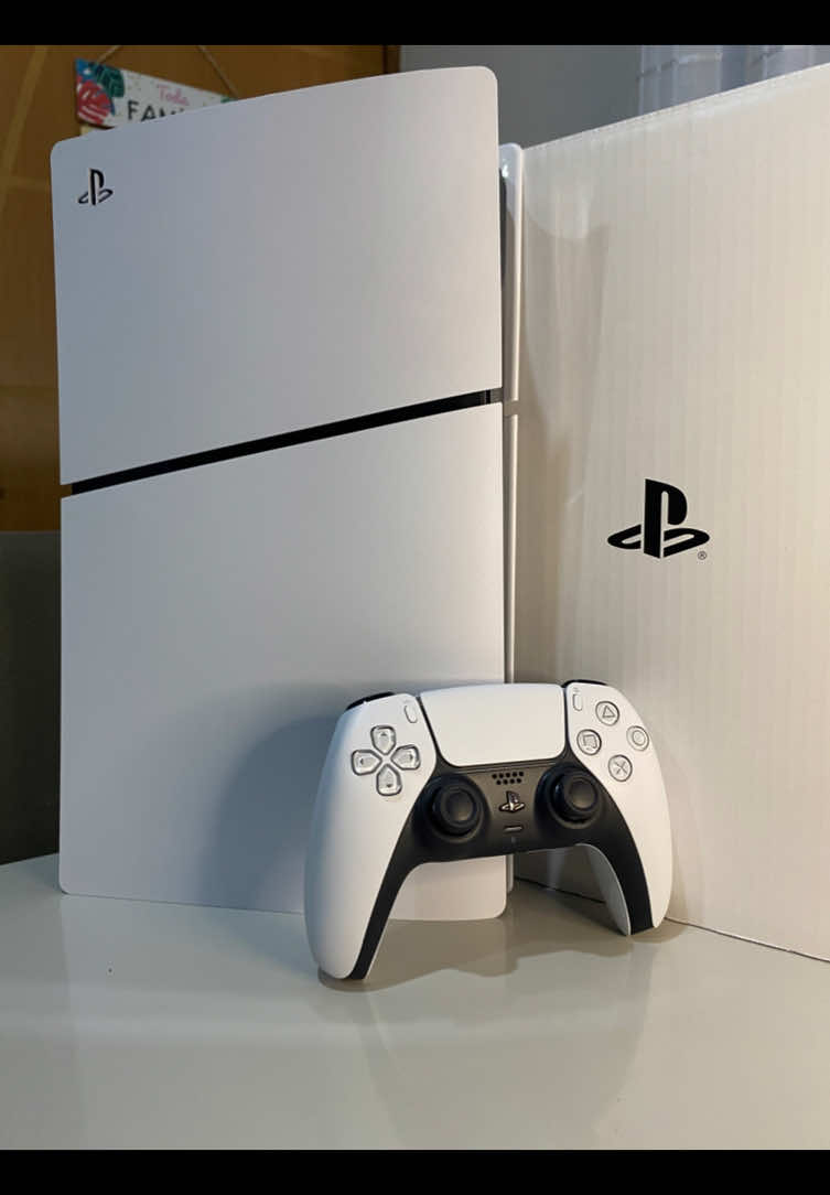Unboxing do meu tão esperado Ps5 Slim.  Ele é uma edição digital, ou seja, não tem o compartimento para discos (mas é possível colocar posteriormente caso queira).  Tem 1TB de armazenamento e veio com 2 jogos.  #Unboxing #ps5 #ps5slim #videogame #foryou #fyp 