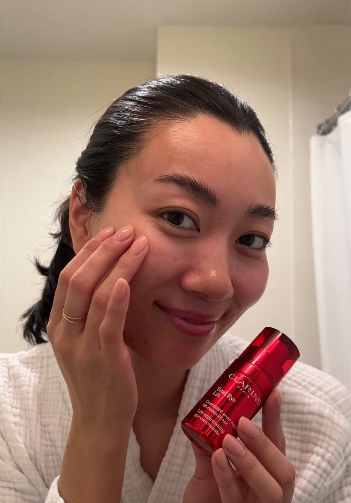 How to apply your eye cream 👁️ 1️⃣ Warm cream between your fingers  2️⃣ Using 3 fingertips gently press under your eyes from the inner corner of your eyes towards your temples, over your eye eyelids   3️⃣ Tap between eyebrows 