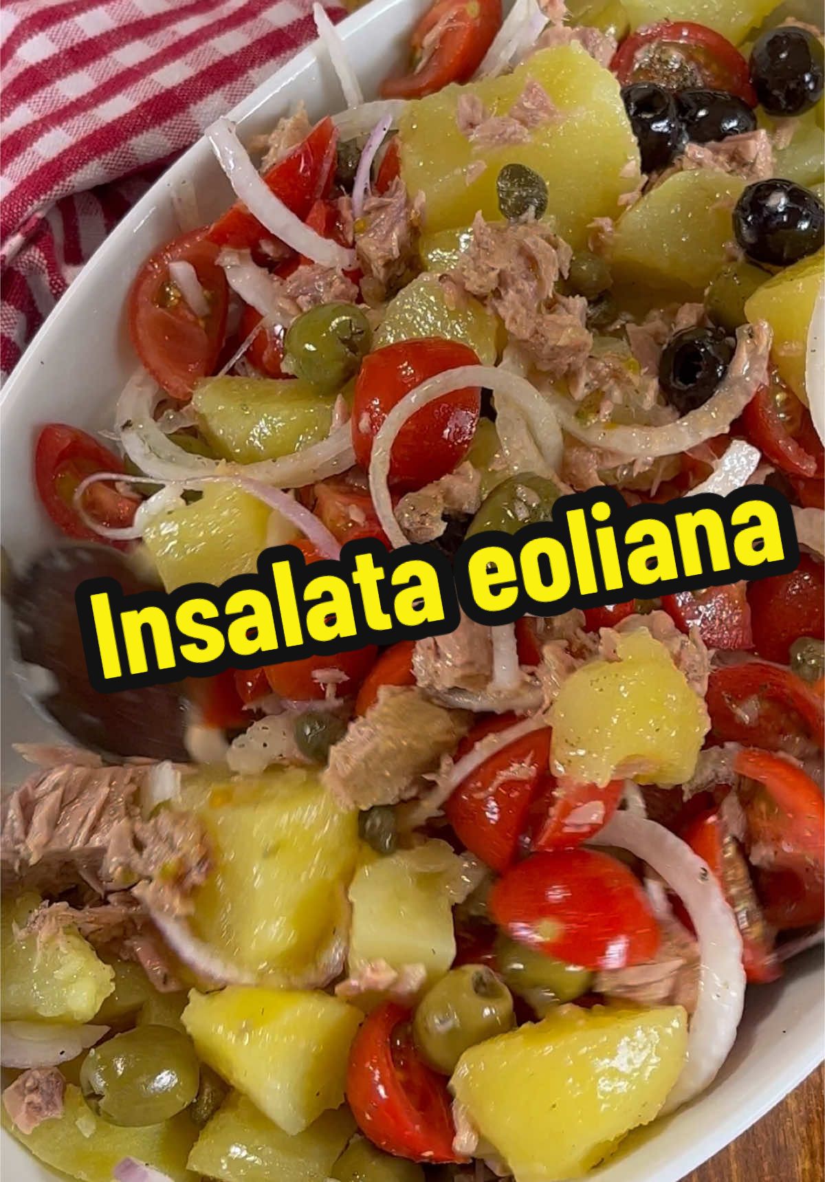 Ingredienti per fare l’insalata di patate Eoliana 600 patate 150 g tonno sott’olio (sgocciolato) 30 g capperi sotto sale (dissalati) 1 cipolla rossa (piccola) 400 g pomodorini q.b. sale q.b. olio extravergine d’oliva q.b. basilico q.b. olive nere q.b. olive verdi q.b. aceto (bianco o rosso, se piace) #ilcaldosaporedelsud 