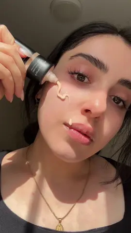 واقي شمس فيزيائي مرطب من تايزو. . بديل للسيسي كريم (ملون وبي تغطية متوسطة) يحتوي على الهيالورونيك اسد  والجلسرين والسيراميدات (مكونات طبيعية مرطبة لفترات طويلة ومهدئة) يحتوي على اكسد التايتينوم (يساعد وي التصبغات) واكسد الحديد(يساعد وي الاحمرار والتهيج). يحتوي على فيتامين سي (يعتبر مضاد اكسدة). النهاية تكون كريم خفيف مترطب. ضد الماء والتعرق. حماية عالية من الشمس. متوفر ب اكثر من لون. اسمه : Tizo tinted moisturizer  الدرجة : light medium  متوفر يم : @tizo_iraq  . . #skincare #sunscreen #sunprotection #tizo #antiaging #minerals #explore #fyp #العراق 