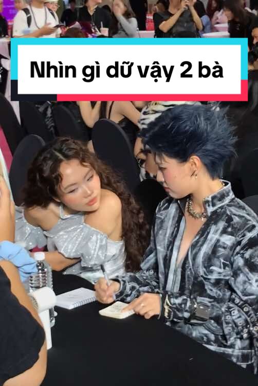 2 bà nhìn gì đó#emxinhsayhi #emxinh #cauvongshowbiz #tiktokviral #xuhuong #phaonorthside #phuongmychi 