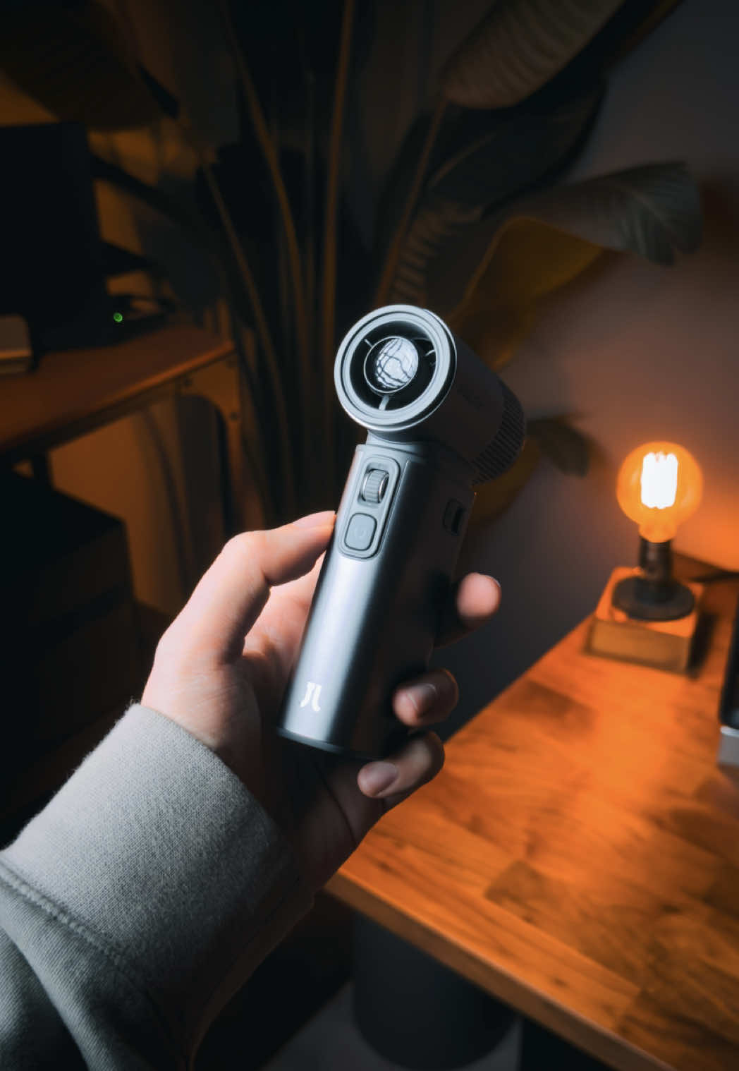 Comment “wind” for the link 💨✨ I review a lot of tech in this space, and only those with great quality and function make the cut, but there are some that are truly top of the line — and the JisuLife Ultra 2 is one of them. How can a portable fan be such a game changer??? Before this, I didn’t even know whether I needed a portable fan in my life, but the JisuLife Ultra 2 *blew* my mind — the premium aluminium build, strong wind speeds, and product design is just outstanding. 😮‍💨 Let’s talk about the design itself — the 100 level adjustable wind settings and super strong wind speed (up to 17m/s)  makes it accomplish every task I need it for, and the magnetic attachments keep the airflow precise and adaptable. Aside from being a useful fan for every scenario, it doubles as a spotlight and 9000mAh power bank. That giant battery capacity gives it a 25h runtime, and it can be fast-charged within 2.5h. They gotta be kidding, but nope… it’s for real.  Comment “wind” and I’ll send you the link to it! ✅ #jisulife #jisulifeultra2 #handheldfan #Tech #unboxing #techreview #portablefan @jisulife.official 