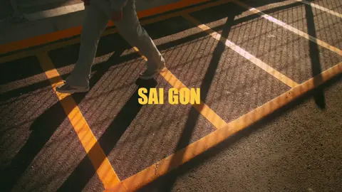 Như lần mình đi metro cứ như đang là một nhân vật chính trong một bộ phim vấy, ánh nắng xiên chéo qua những ô kính metro, lướt qua gương mặt ai đó đang nhìn xa xăm. Tàu lao đi giữa phố xá chuyển màu cam vàng — như một đoạn phim không lời giữa lòng Sài Gòn đang thở chậm.  #metro #saigon #xuhuong #fujifilm #davinciresolve #colorgrading #cinematic #photography 