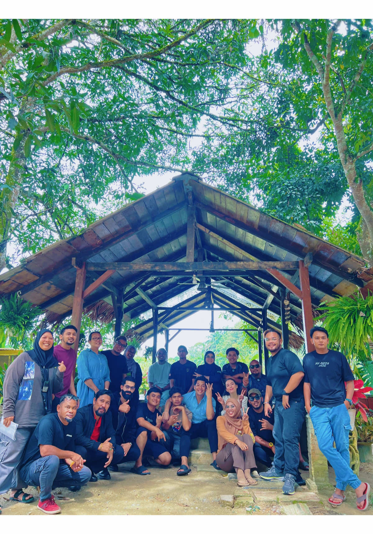 Mereka yang berada di balik tabir inilah sebenarnya tulang belakang kepada kejayaan sesebuah karya. Mungkin mereka tidak muncul di skrin, tetapi setiap usaha, kerja keras, dan ketelitian merekalah yang menjadikan sesuatu karya itu luar biasa. You are all the best team #DiaImamku 💫 P/S: Buat yang tiada dalam video atau gambar, korang tetap sebahagian penting dari journey ni 🫶🏻 #behindthescenes #final #f #fy #fyp 