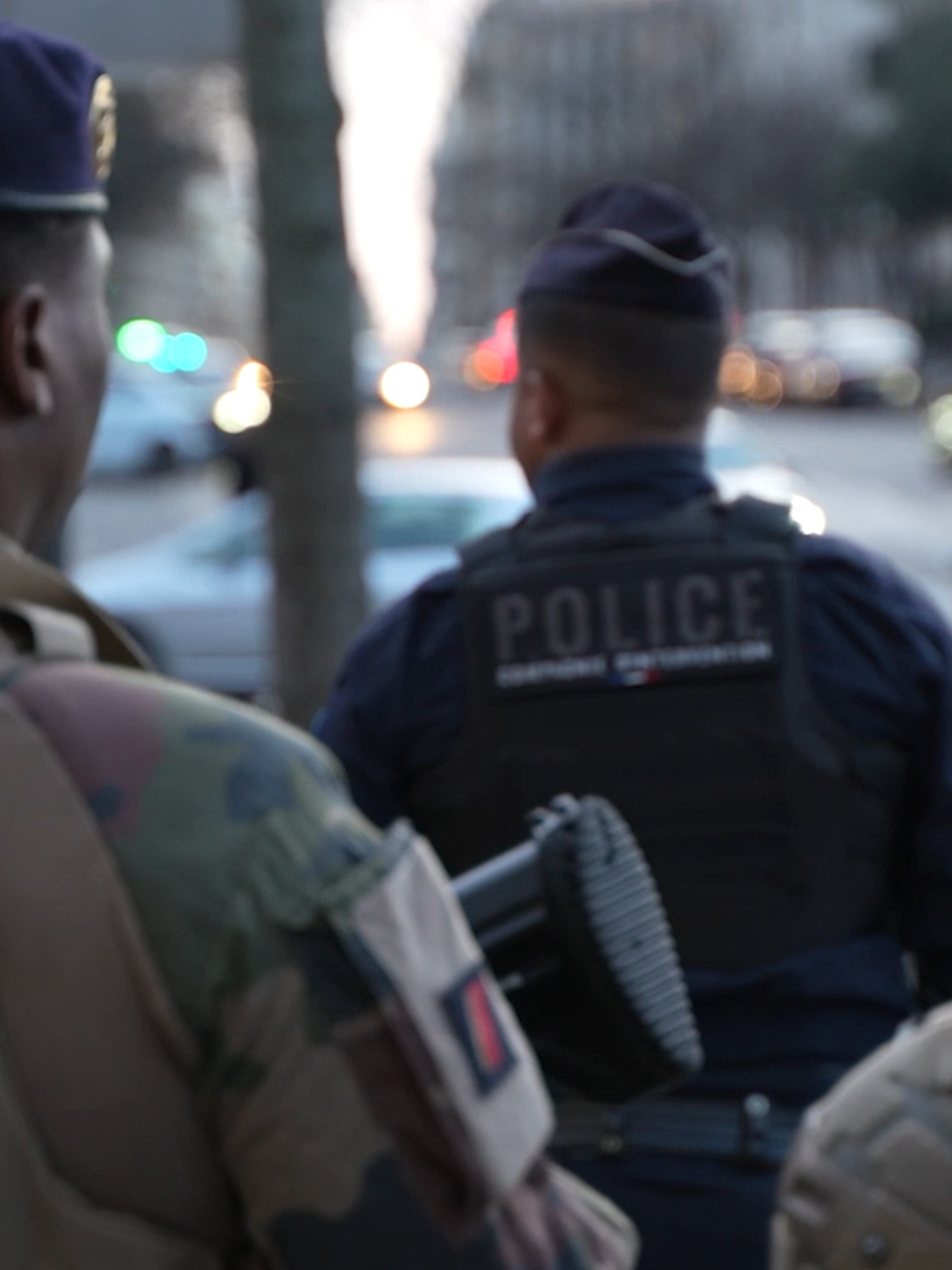 Oh nooo... la policía, sauf que là, y’a aussi des militaires qui arrivent derrière 👀 Sur certaines zones sensibles, les différentes forces de sécurité intérieure et l’armée de Terre patrouillent ensemble. Chacun son uniforme, chacun son rôle, mais un objectif commun : assurer la protection 💪 #ArméeDeTerre #pourtoi #Militaire #fyp #police #policia #france