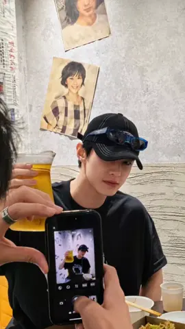 เหออวี่   แนะนำให้ด้อมสั่งกาแฟหวานน้อย เพราะเหออวี่ ที่ยืนคอยหวานน่ะ ฮิ้ววว 
